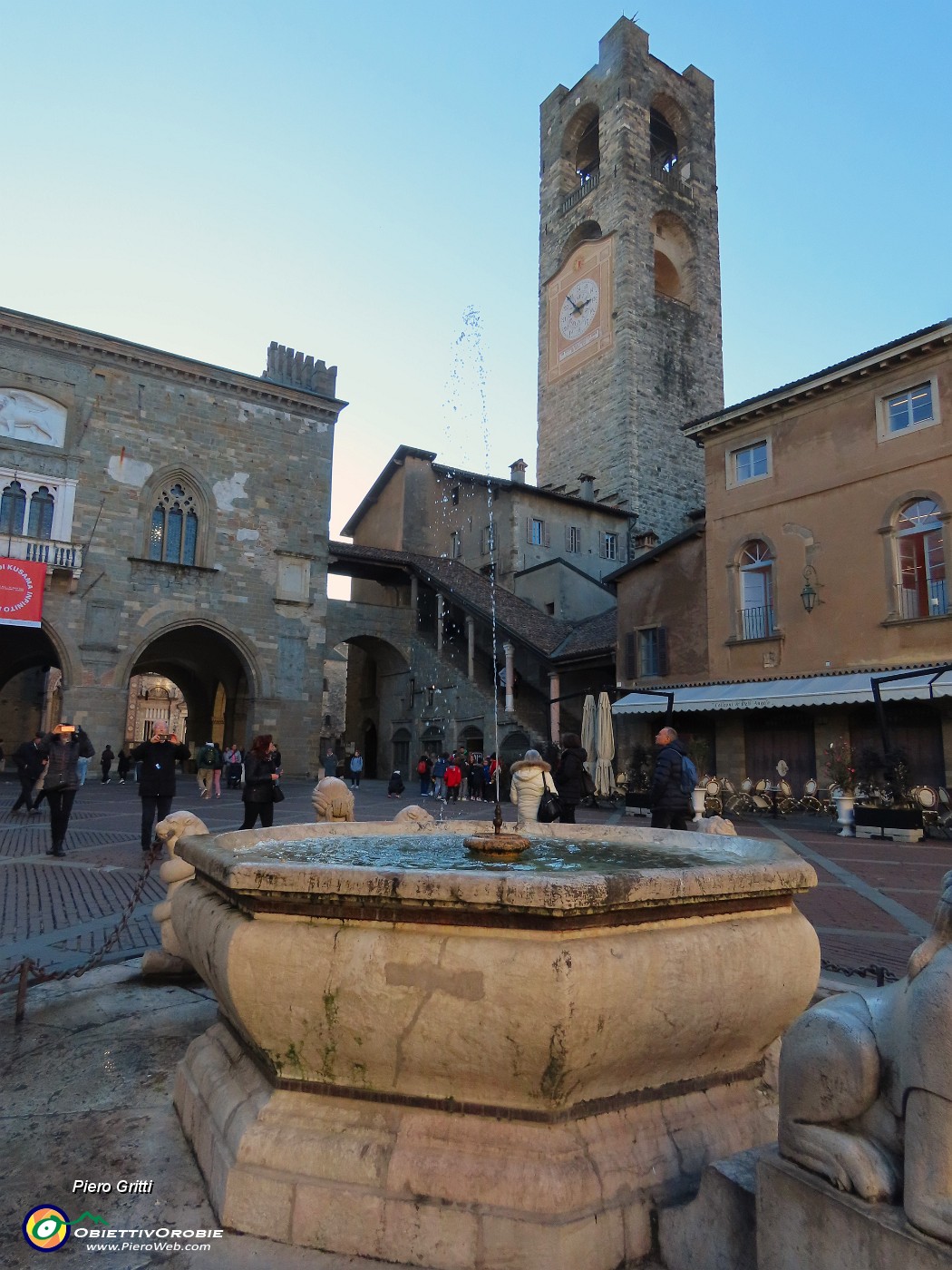 43 Piazza Vecchia con la fontana del Contarini , Palazzo della Ragione e Torre Civica.JPG